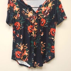 Flowy red and black floral tunic Size XL tummy coverage, good maternity shirt to